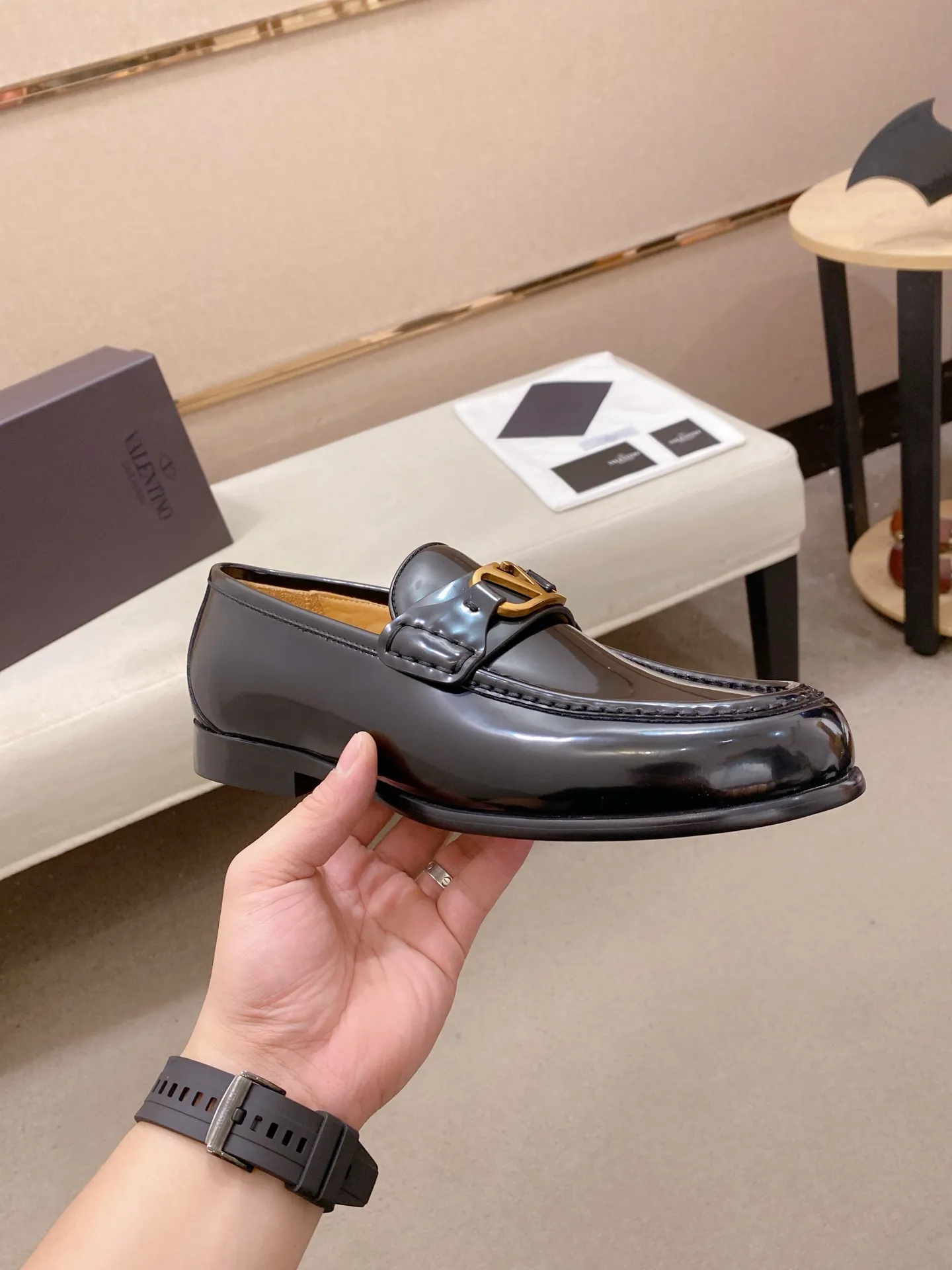 Factory price: 700💰Valentino's new men's V logo micro-label business casual loafers. These Derby loafers are made of imported cowhide leather. They are light in texture and cool in style. The uppers are decorated with brand logo buckles, highlighting the big-brand style! The lines reveal novel urban trends. The toe is round and full, and the rubber foam sole and triple protruding leather welt complement each other. It is extremely fashionable and charming, with dyed calfskin lining, genuine leather feet, and standard logo decoration. It is simple yet elegant. It has a classic European and American loose style and is extremely comfortable on the feet. Size: 39-44 (38.45. Customized)